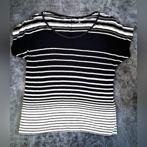 New York & Company Short Sleeved Scoop Neck Black & White Striped Top  Size XL